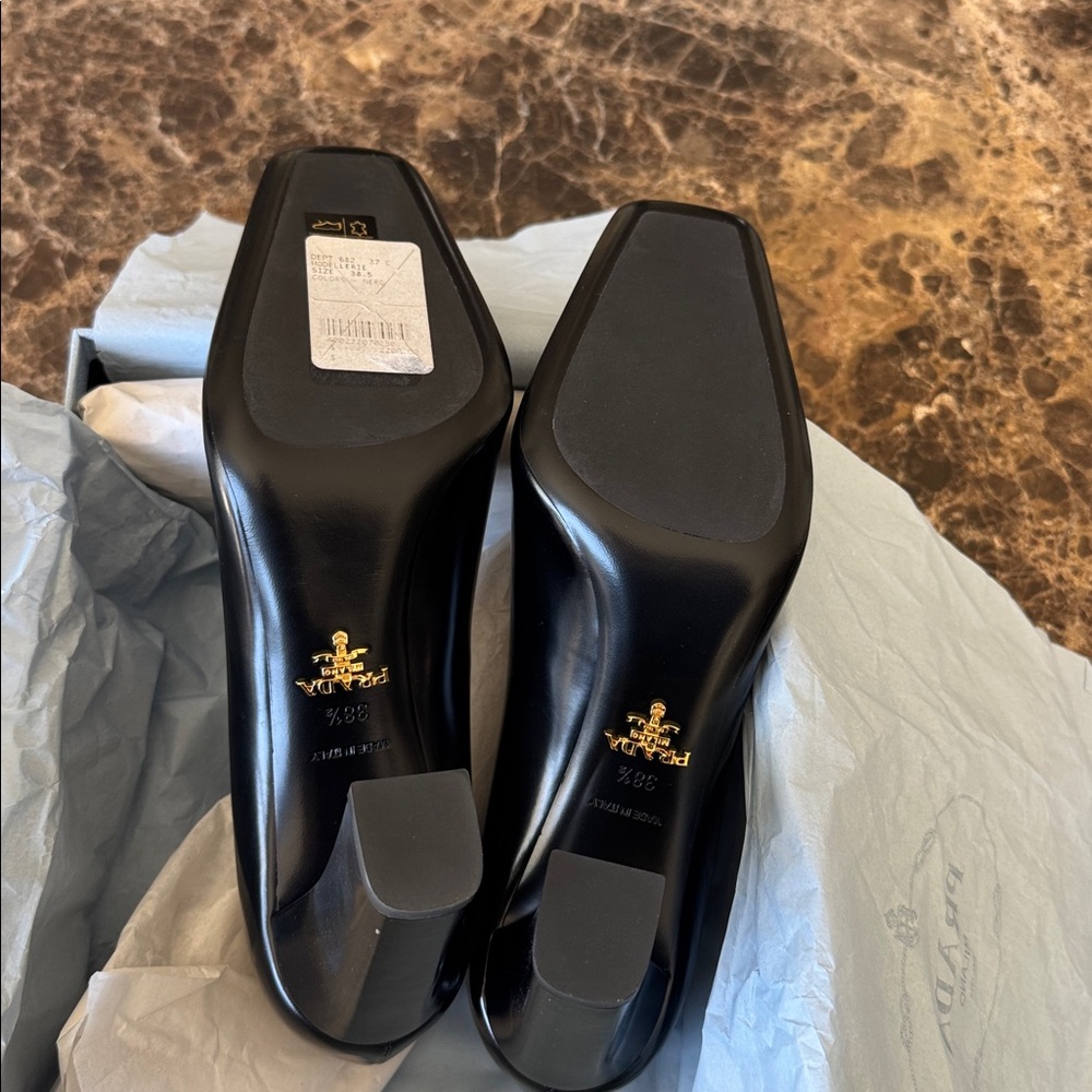 Prada black classic logo pumps modellerie gold logo sz 38.5 - Picture 9 of 10